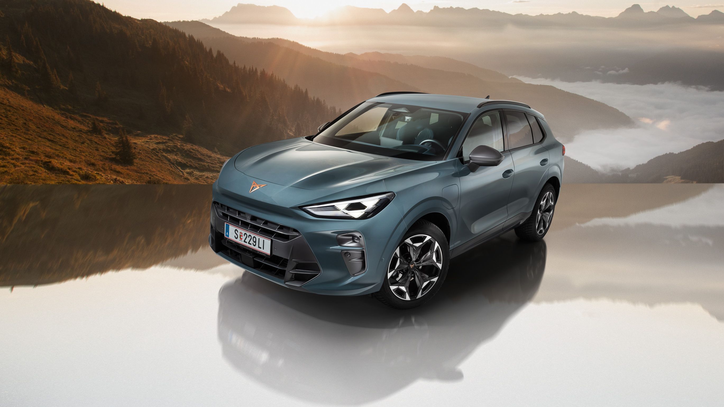 CUPRA Terramar vor Bergkulisse.