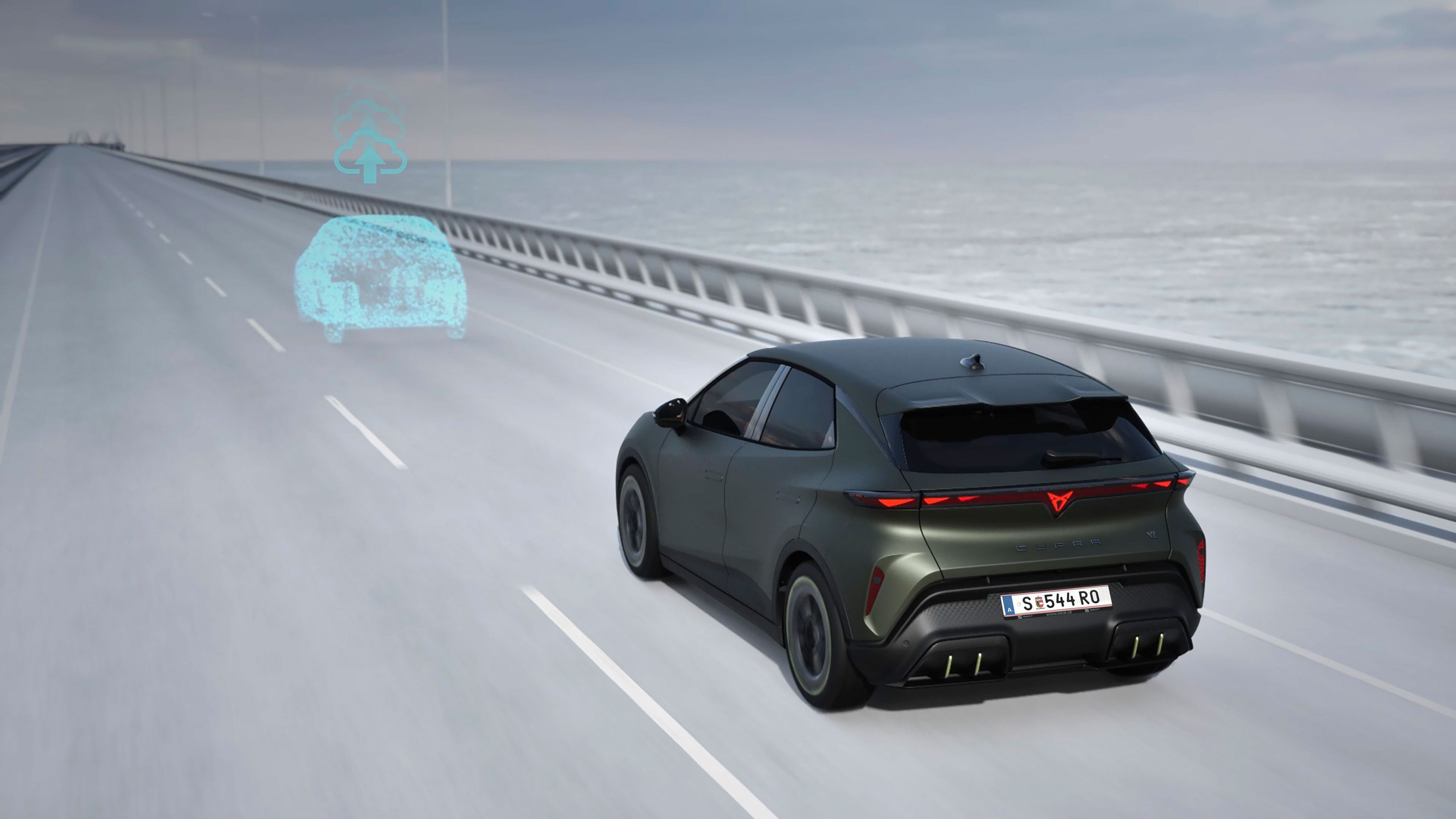 CUPRA Raval VZ in Mangan-Grün unterwegs. Das Fahrzeug integriert Funktionen für teilautonomes Fahren, wie Travel Assist 3.0, Predictive ACC und Front Traffic Alert.