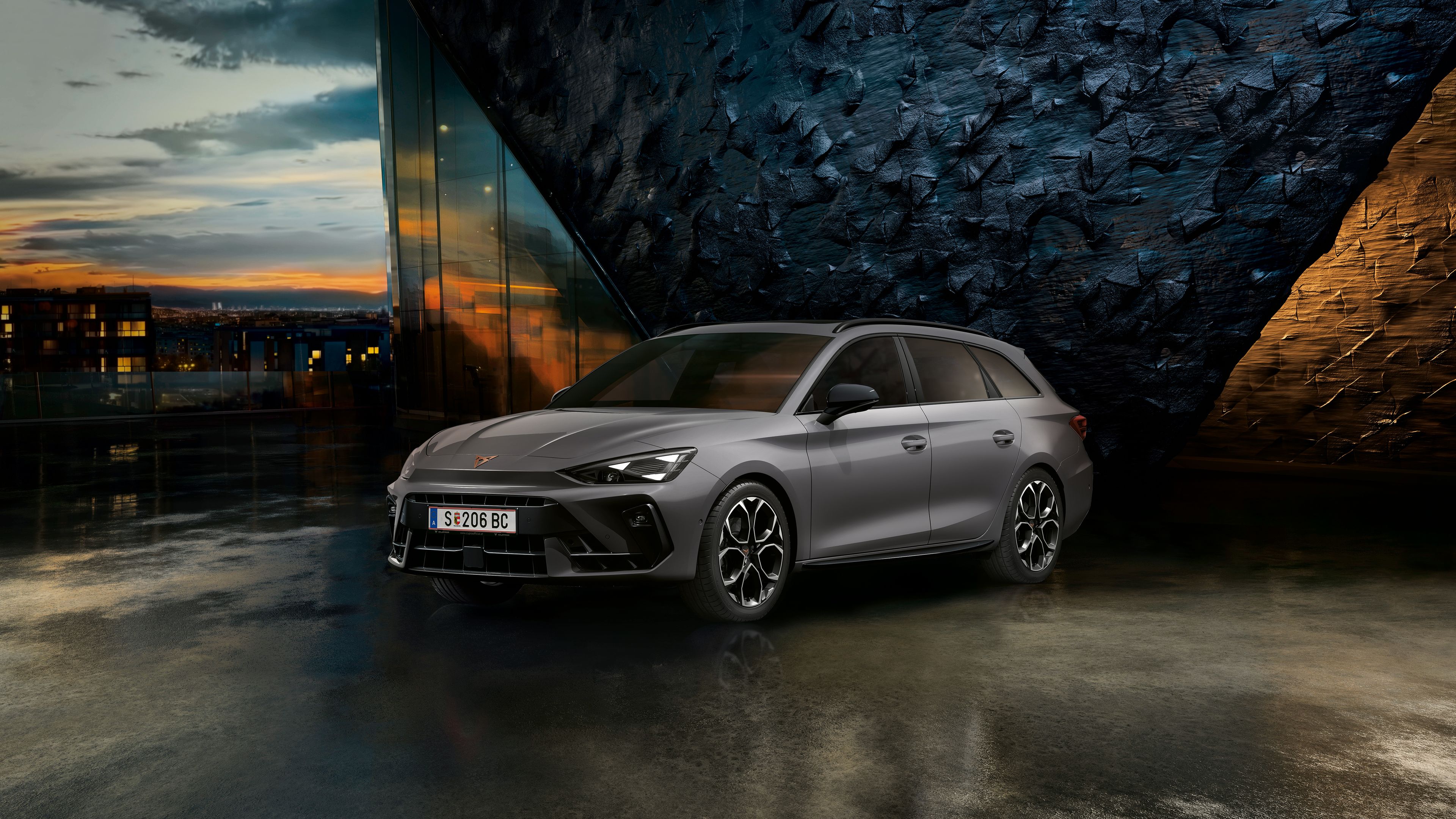 CUPRA Leon Kombi vor einer Steinwand bei Sonnenuntergang