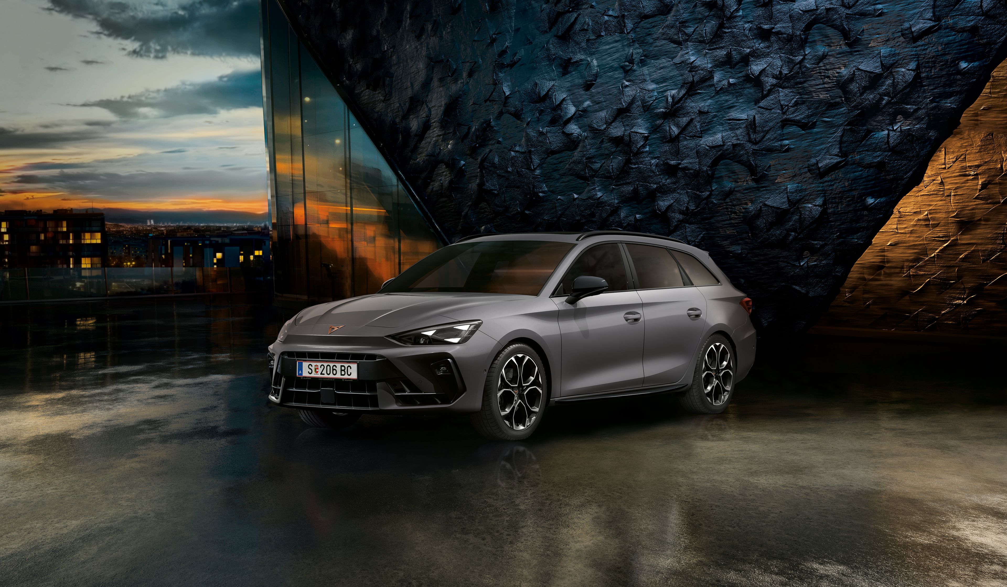 CUPRA Leon Kombi vor einer Steinwand bei Sonnenuntergang