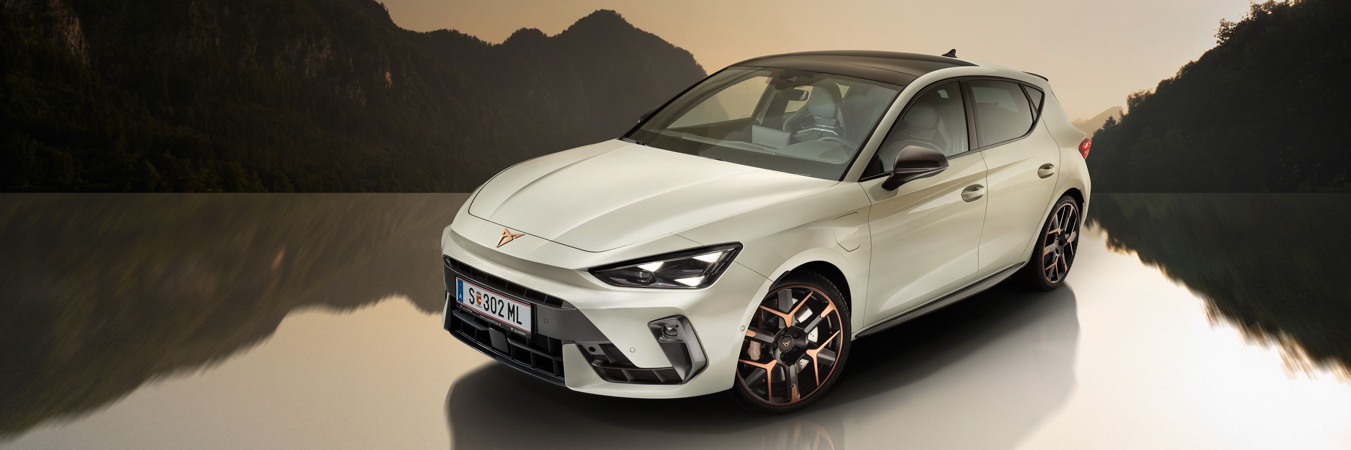 Der CUPRA Leon vor einer Bergkulisse.