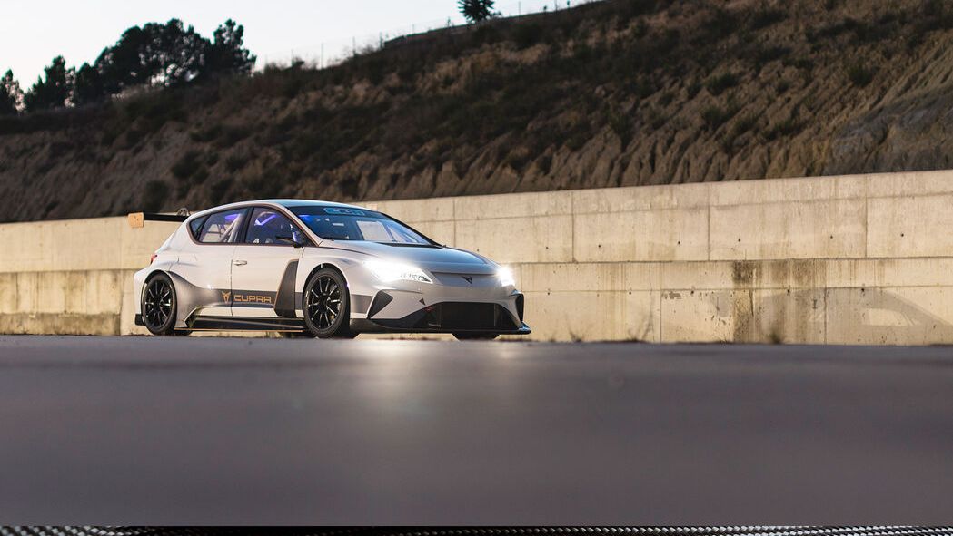 Ein weißer CUPRA e-Racer beim ETCR.