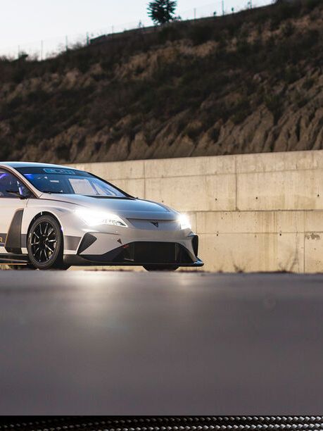 Ein weißer CUPRA e-Racer beim ETCR.