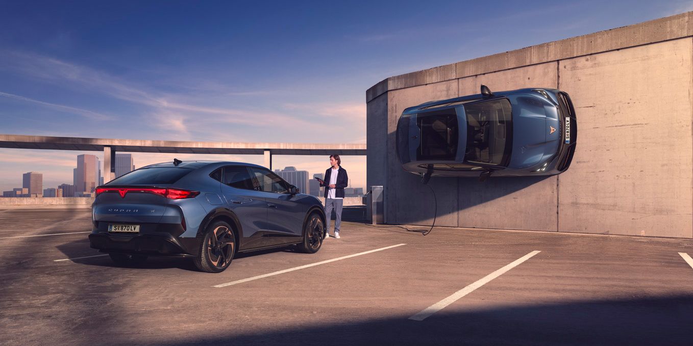 Collage von einem CUPRA Tavascan beim Laden und einem weiterer Tavascan schräg an der Wand mit Ladekabel.