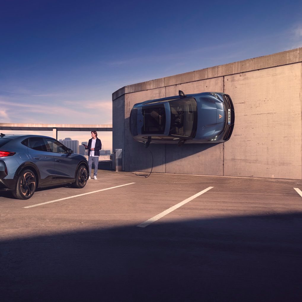Collage von einem CUPRA Tavascan beim Laden und einem weiterer Tavascan schräg an der Wand mit Ladekabel.