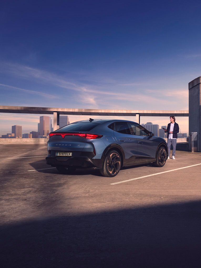 Collage von einem CUPRA Tavascan beim Laden und einem weiterer Tavascan schräg an der Wand mit Ladekabel.