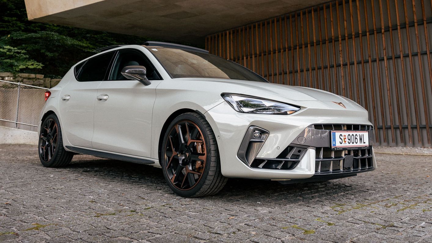 CUPRA Leon vor Gebäude