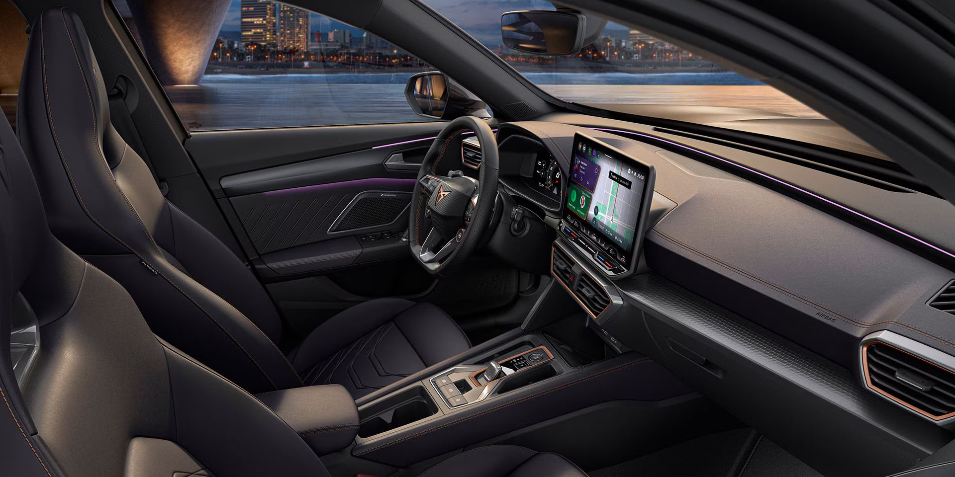CUPRA Formentor Cockpit mit glatten Oberflächen und metallisierten Ledersitzen. Ein auf den Fahrer fokussiertes Cockpit mit glatten Oberflächen und metallisierten Ledersitzen. Elektrische Sportschalensitze mit Memory-Funktion und Sitzheizung für Fahrer und Beifahrer.
