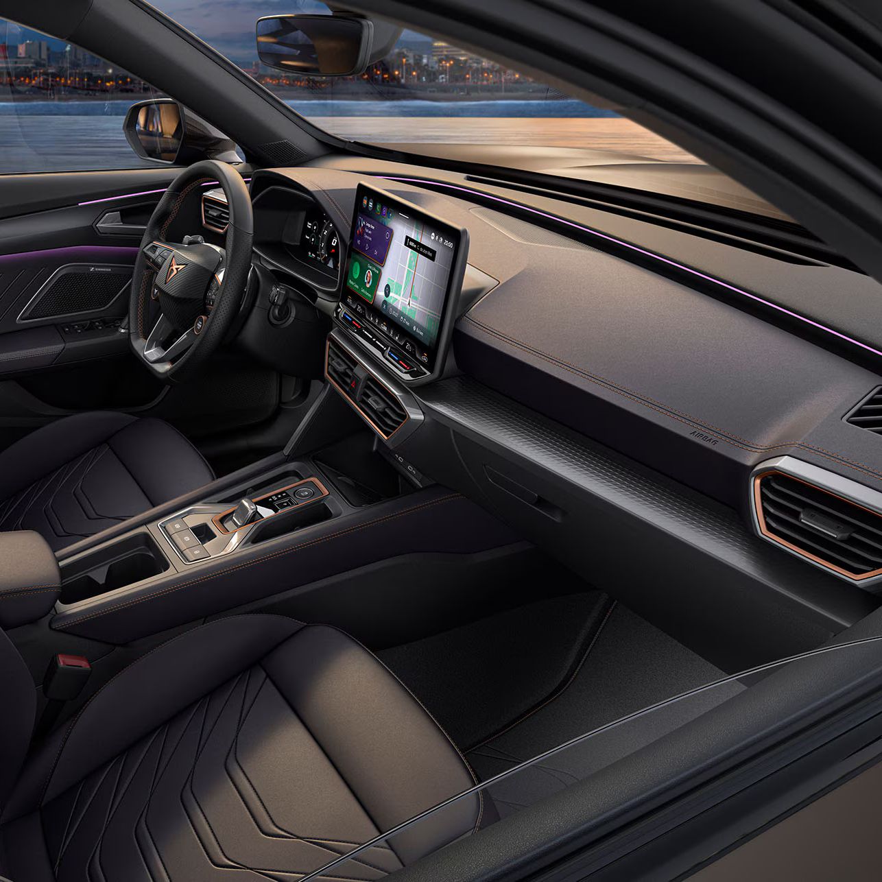 CUPRA Formentor Cockpit mit glatten Oberflächen und metallisierten Ledersitzen. Ein auf den Fahrer fokussiertes Cockpit mit glatten Oberflächen und metallisierten Ledersitzen. Elektrische Sportschalensitze mit Memory-Funktion und Sitzheizung für Fahrer und Beifahrer.