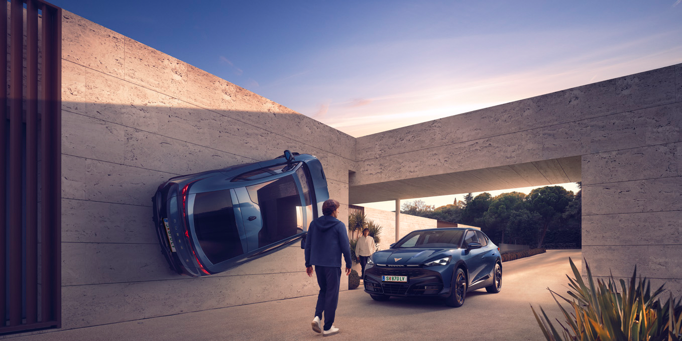 Fotocollage von zwei CUPRA Tavascan bei einem modernen Gebäude, mit einem der Fahrzeuge an der Wand und dem zweiten unter einer Durchfahrt. Zwei Männer bewegen sich zwischen den Fahrzeugen.