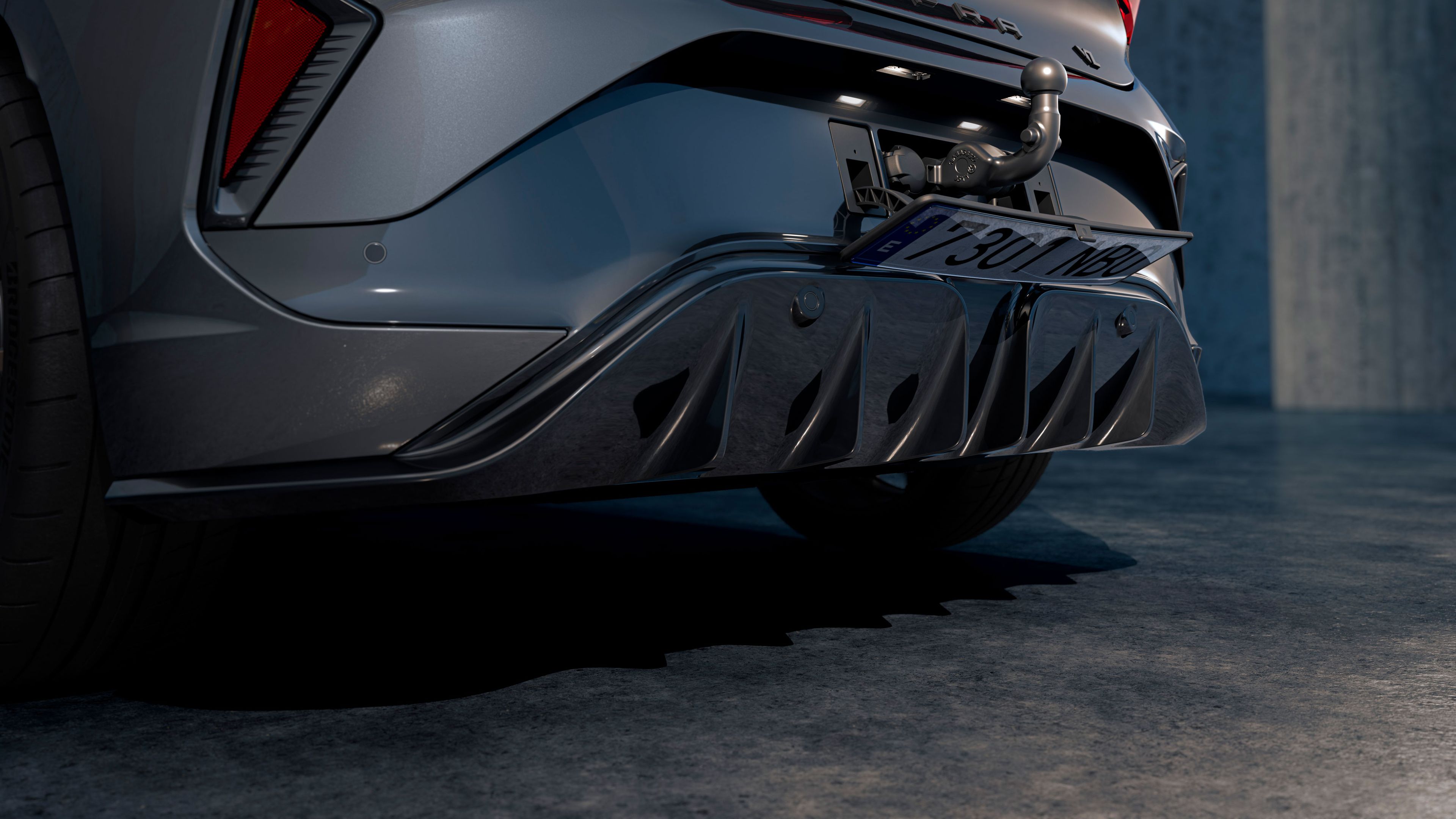 Heckansicht des CUPRA Born 2026, die die Anhängerkupplung zeigt, Teil des Zubehörsortiments für das Fahrzeug.