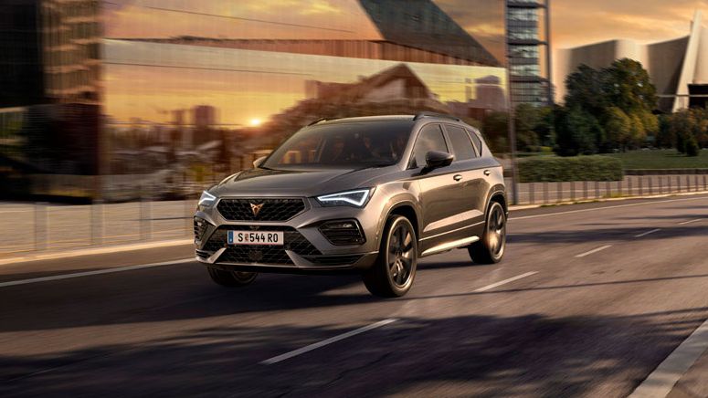 CUPRA Ateca dynamische Fahraufnahme in städtischer Umgebung