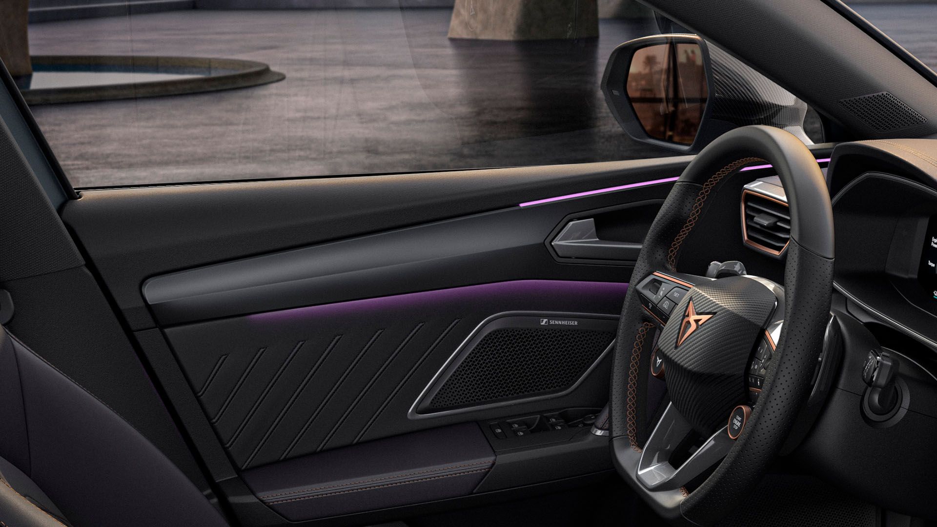 Detailansicht des Lenkrades und der Sennheiser Lautsprecher in einem CUPRA Leon SP Kombi,