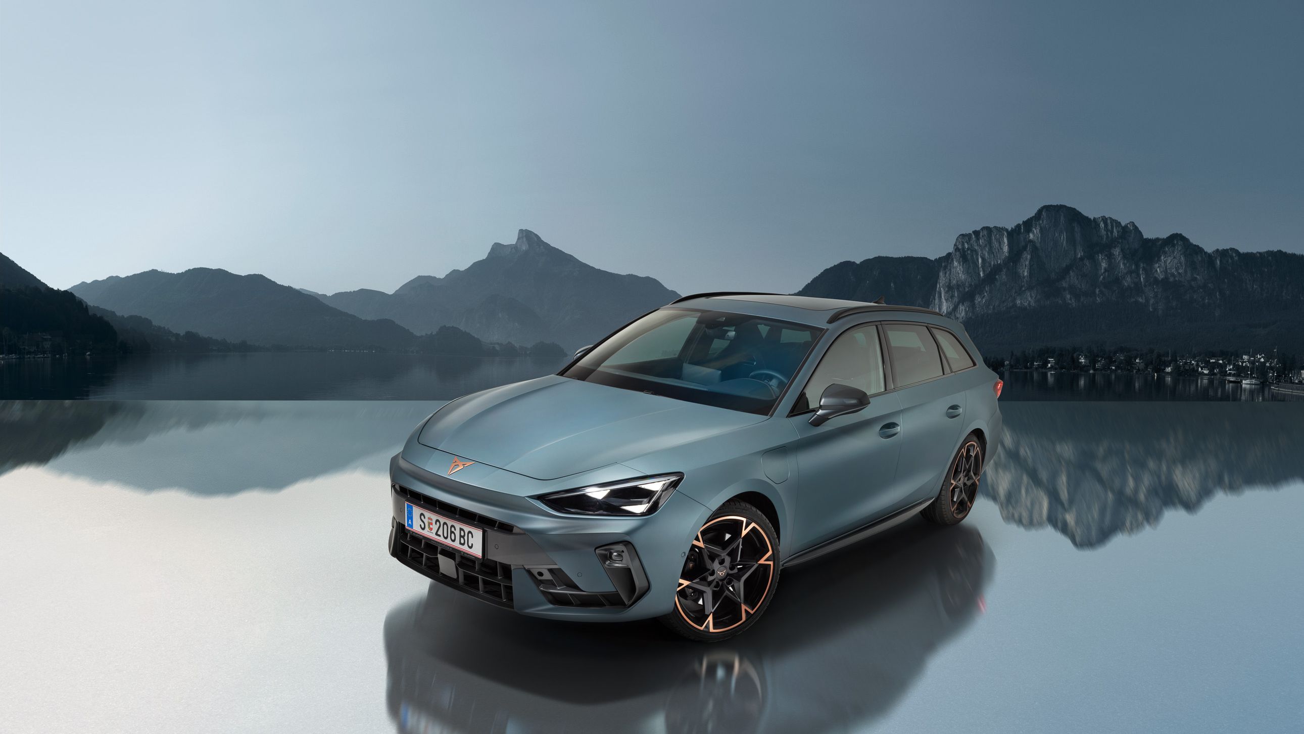 Der CUPRA Leon Kombi mit See und Berg im Hintergrund