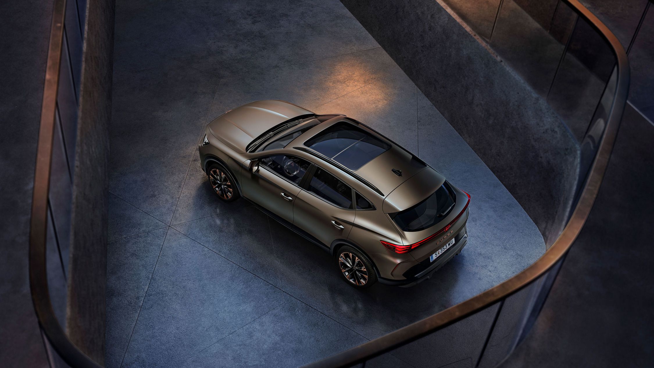 Blick von oben auf einen bronzefarbenen CUPRA Formentor in einem Parkhaus.