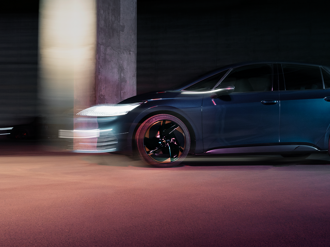 Verzerrtes Bild eines blauen CUPRA Born.