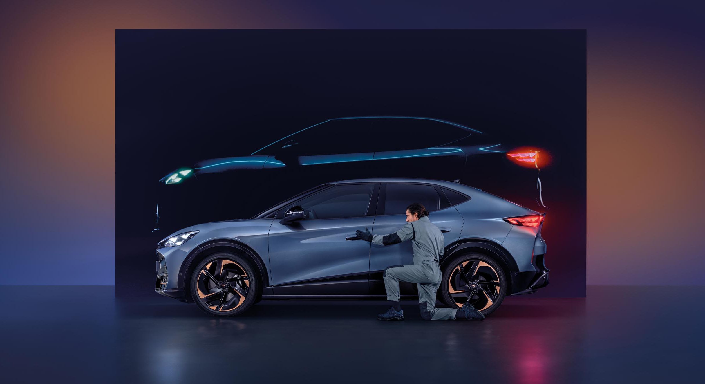 Ein CUPRA Mechaniker prüft den Lack eines CUPRA Tavascan.