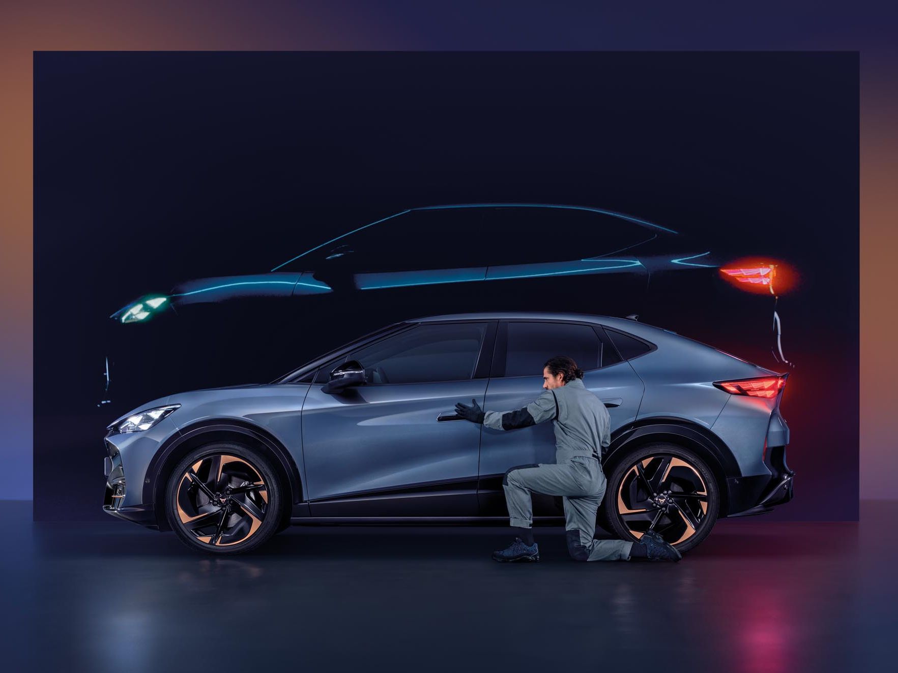 Ein CUPRA Mechaniker prüft den Lack eines CUPRA Tavascan.