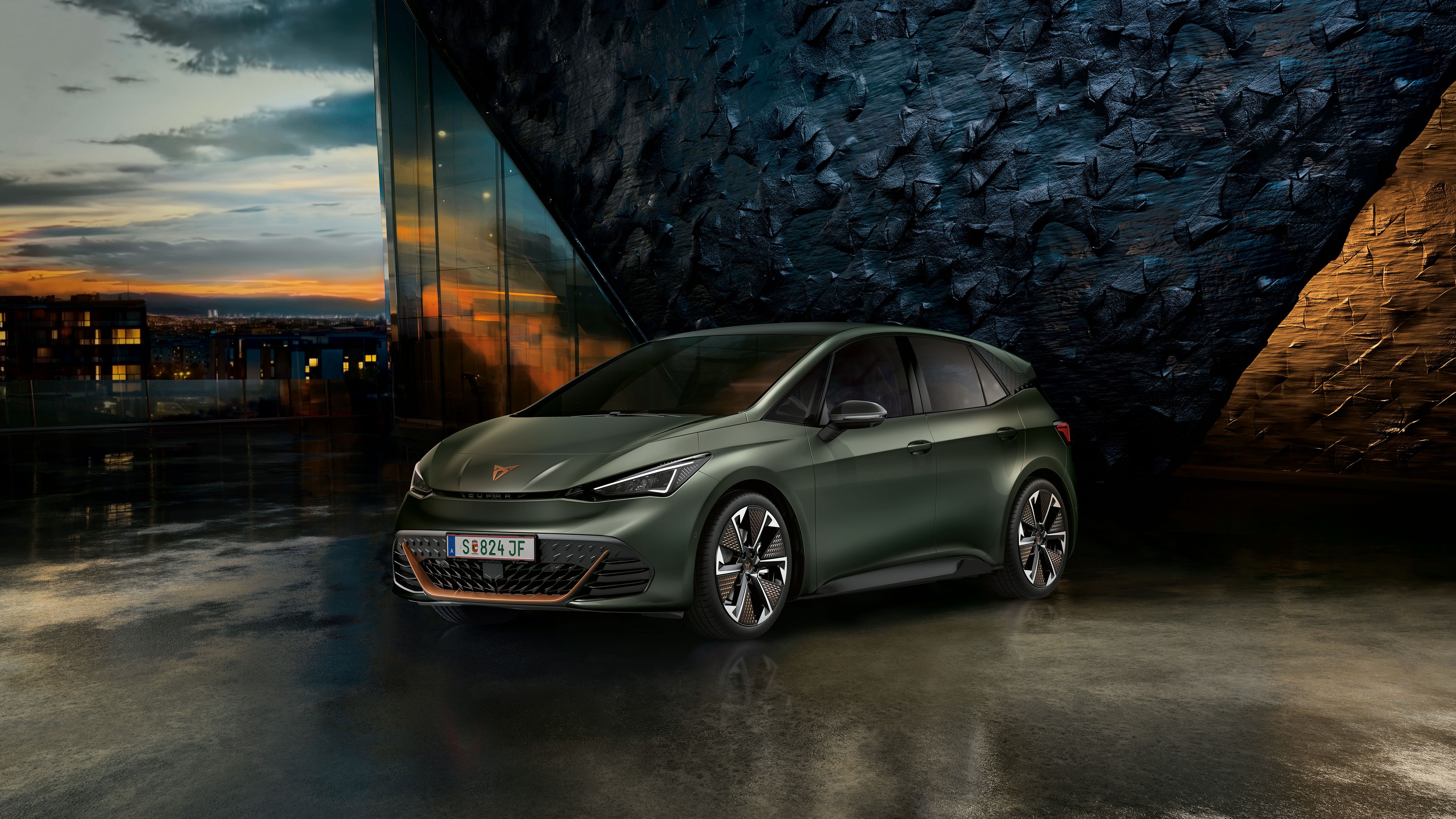 CUPRA Born vor einer Steinwand bei Sonnenuntergang