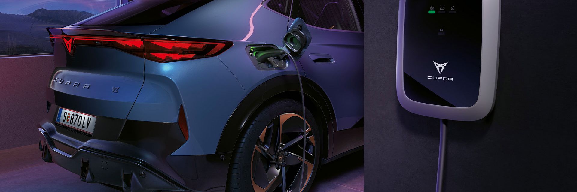 Schräge Hintere Seitenansicht eines CUPRA Tavascan beim Ladevorgang.