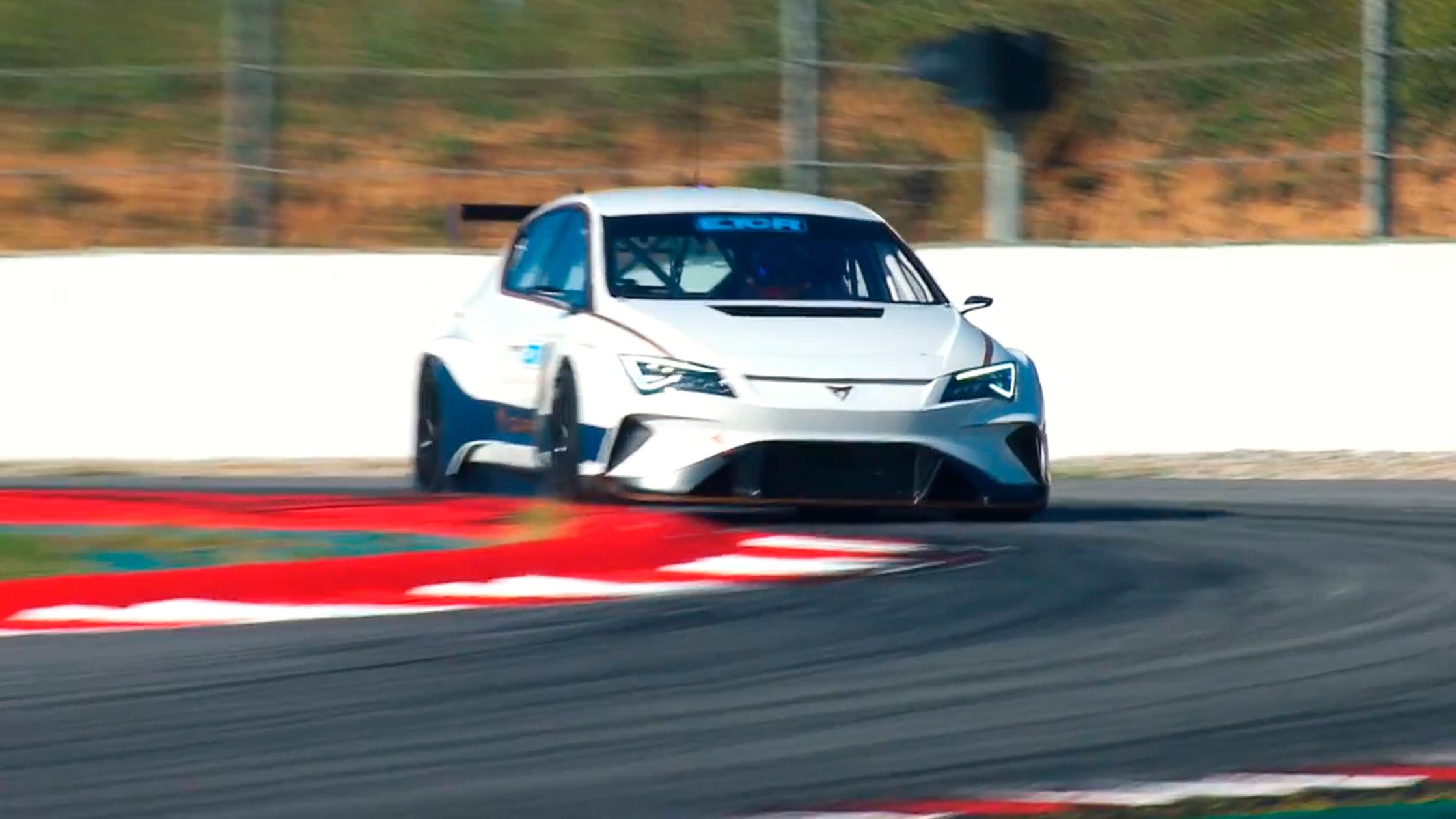 Das Bild ist eine Standbildaufnahme des CUPRA e-Racer in Weiß während der Fahrt