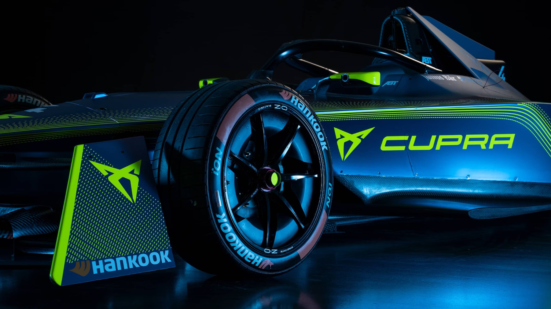 Ein e-Racer des CUPRA Formel-E-Teams in knalligen Farben.