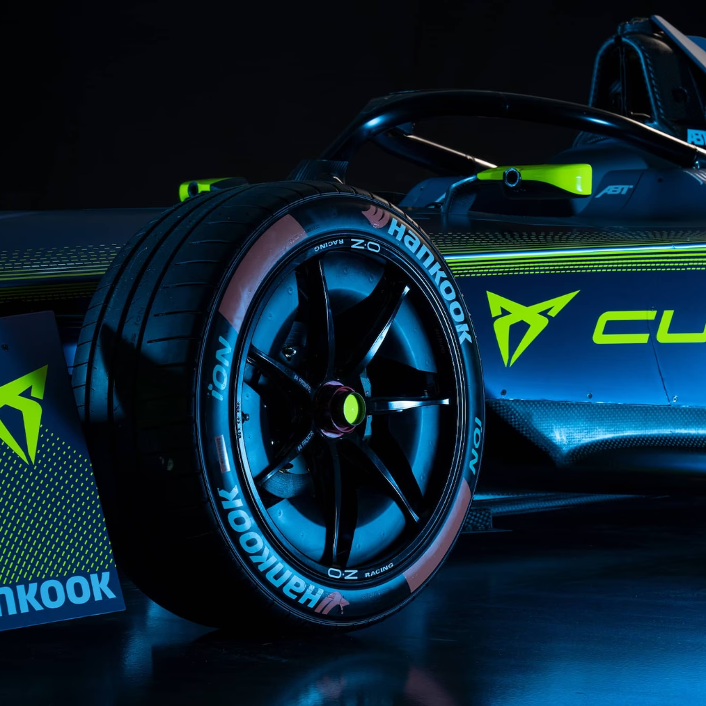 Ein e-Racer des CUPRA Formel-E-Teams in knalligen Farben.