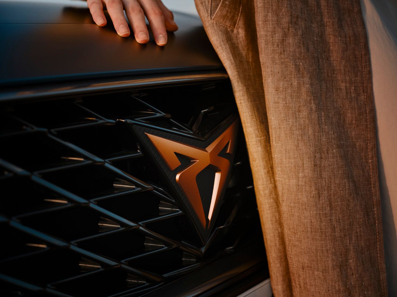 CUPRA Logo am Kühlergrill eines CUPRA Formentors