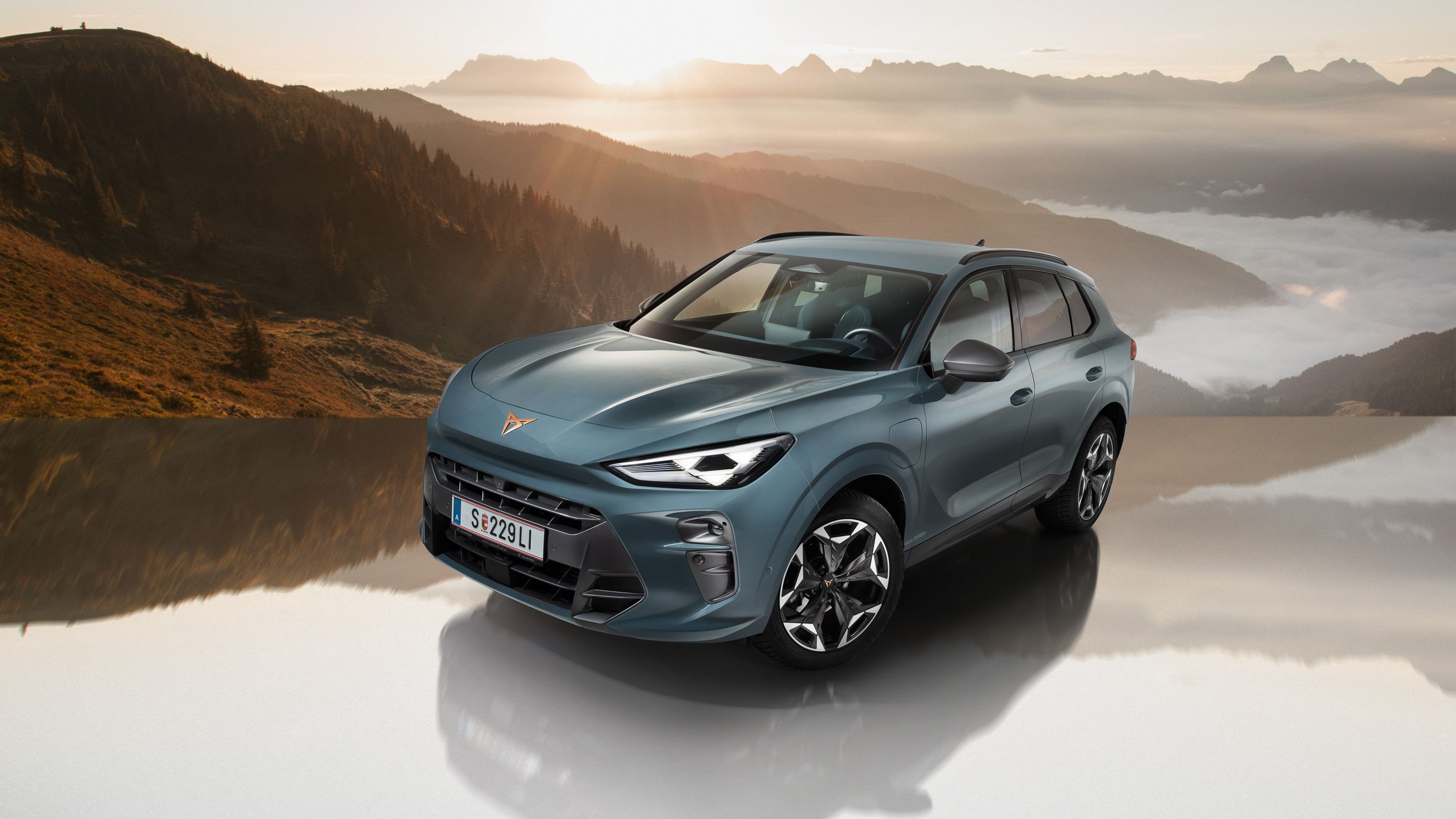 CUPRA Terramar vor Bergkulisse.