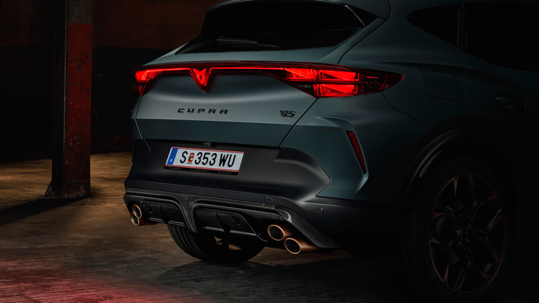 3/4-Heckansicht des CUPRA Formentor VZ5 zur Darstellung der diagonalen Kupfer-Auspuffendrohre und des VZ5-Emblems