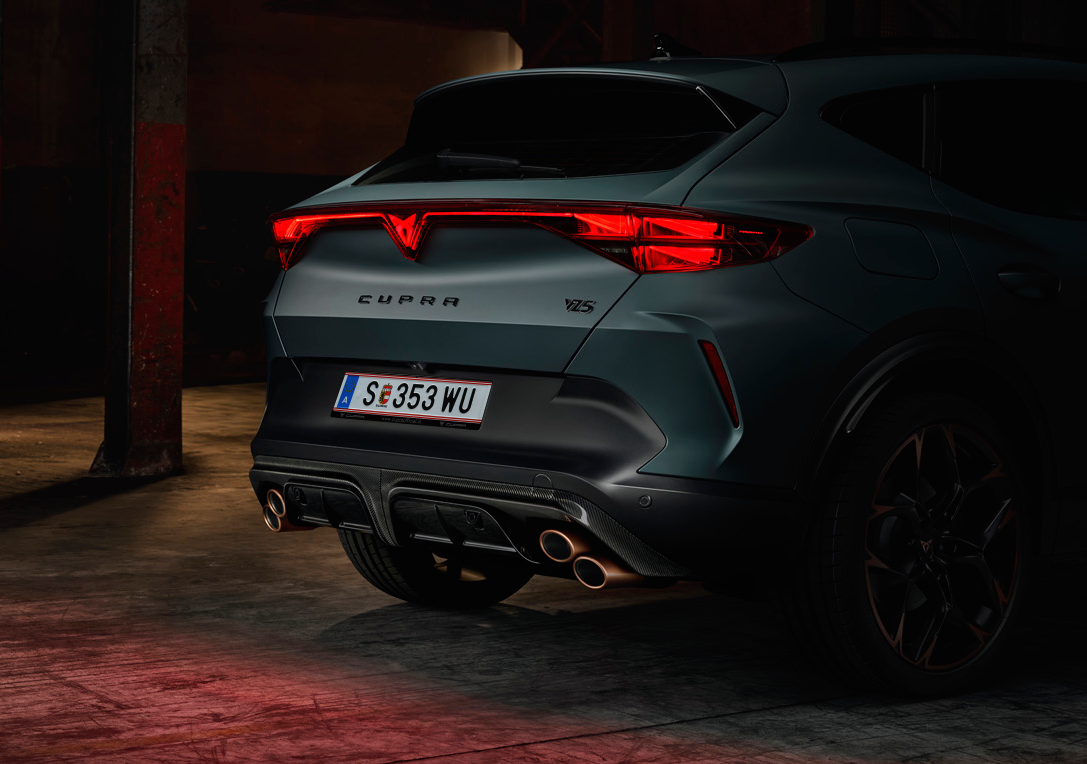 3/4-Heckansicht des CUPRA Formentor VZ5 zur Darstellung der diagonalen Kupfer-Auspuffendrohre und des VZ5-Emblems