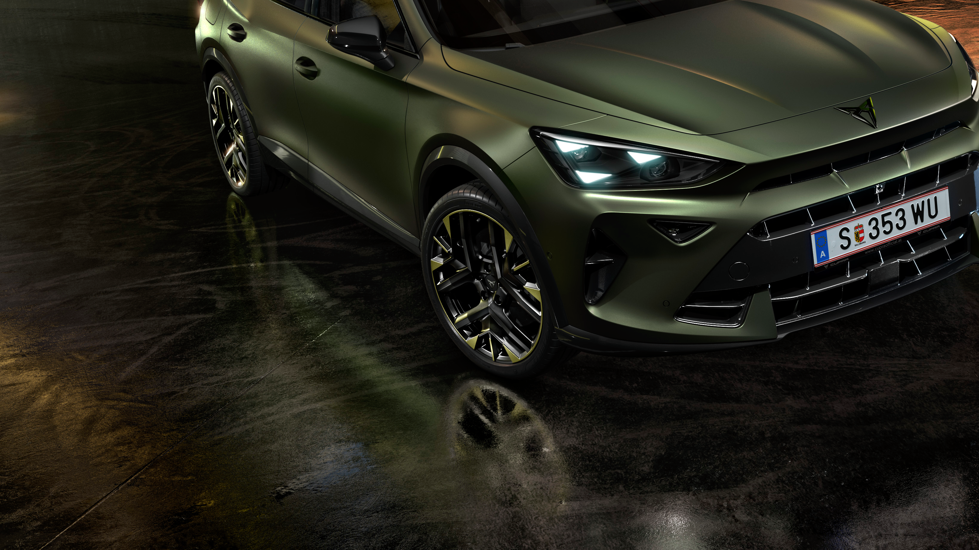 : Formentor Tribe Edition, geparkt in einem industriellen Parkhaus, das seine Farbe Manganese Matt perfekt in Szene setzt