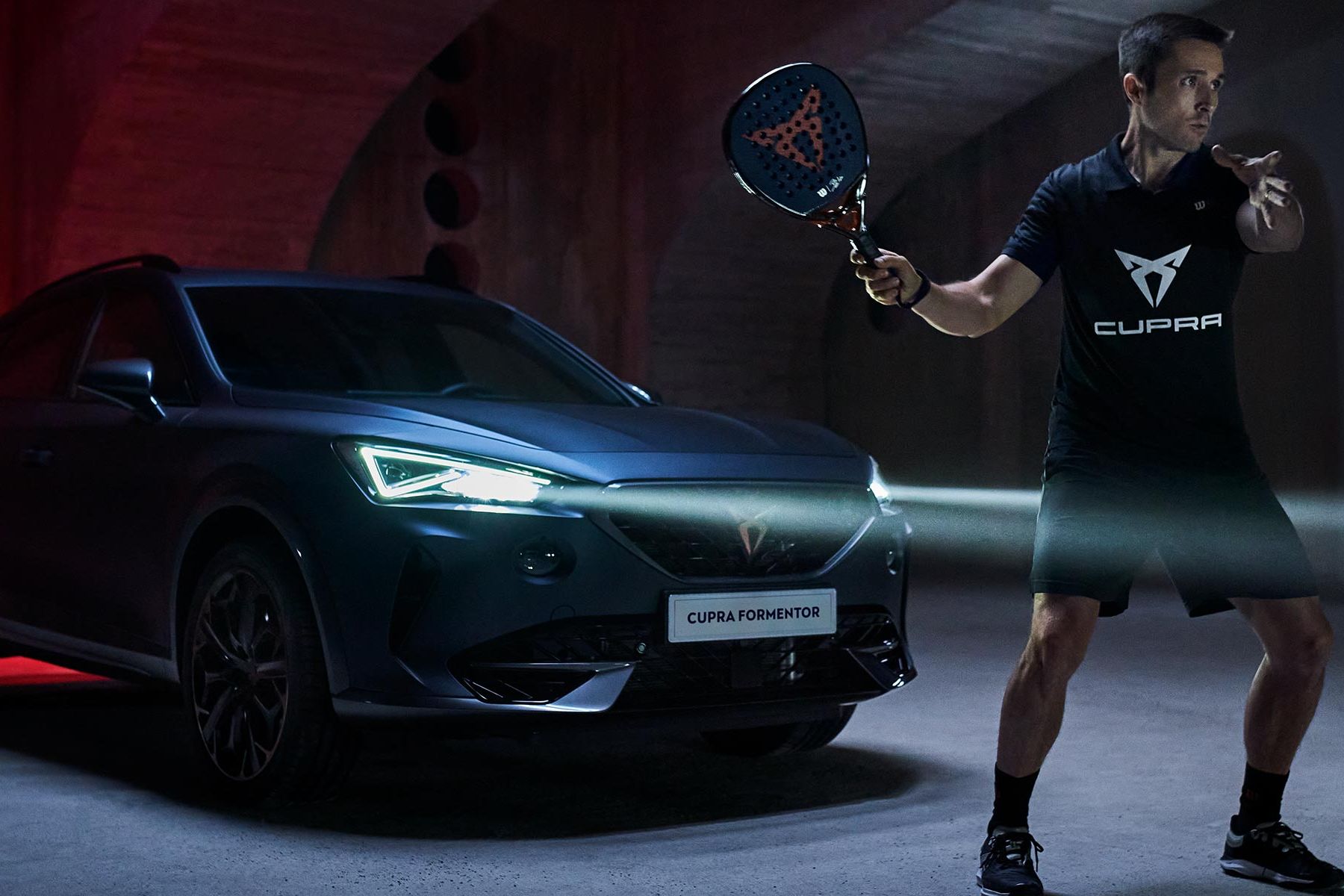 Padel Spieler Fernando Belasteguin schwingt den Schläger vor einem CUPRA Formentor.