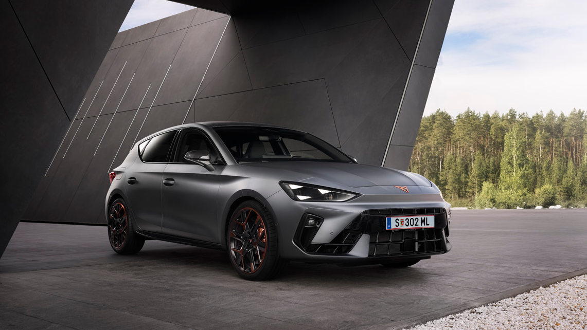 CUPRA Leon geparkt vor Gebäude