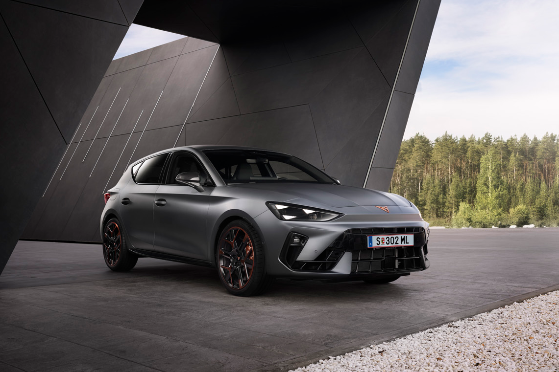 CUPRA Leon geparkt vor Gebäude