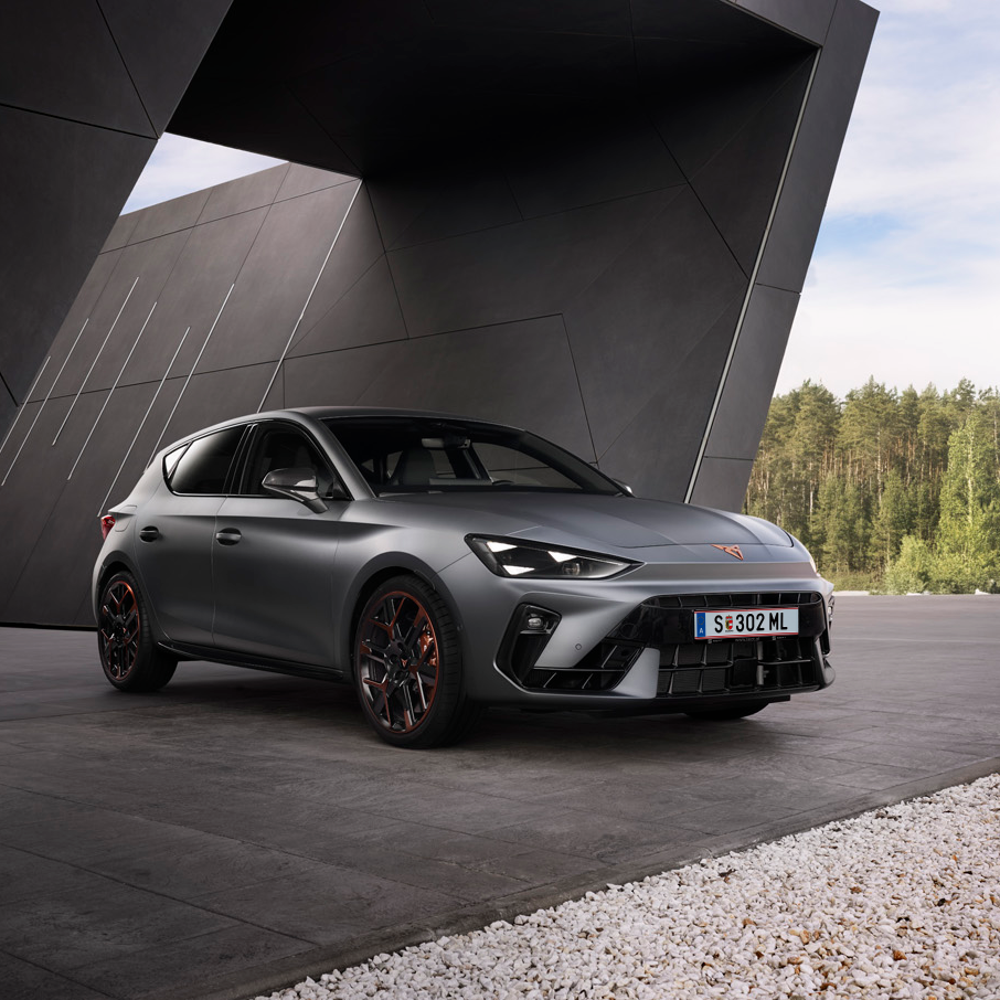 CUPRA Leon geparkt vor Gebäude