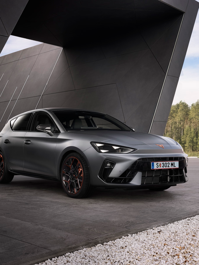 CUPRA Leon geparkt vor Gebäude
