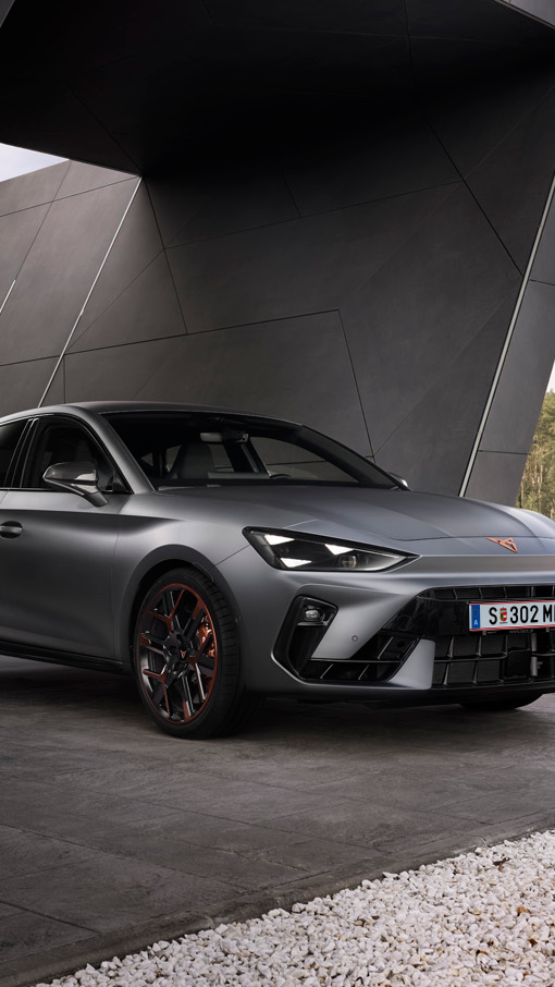 CUPRA Leon geparkt vor Gebäude
