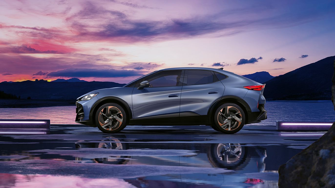 Seitenansicht eines CUPRA Tavascan mit Felgen in Copper Black.