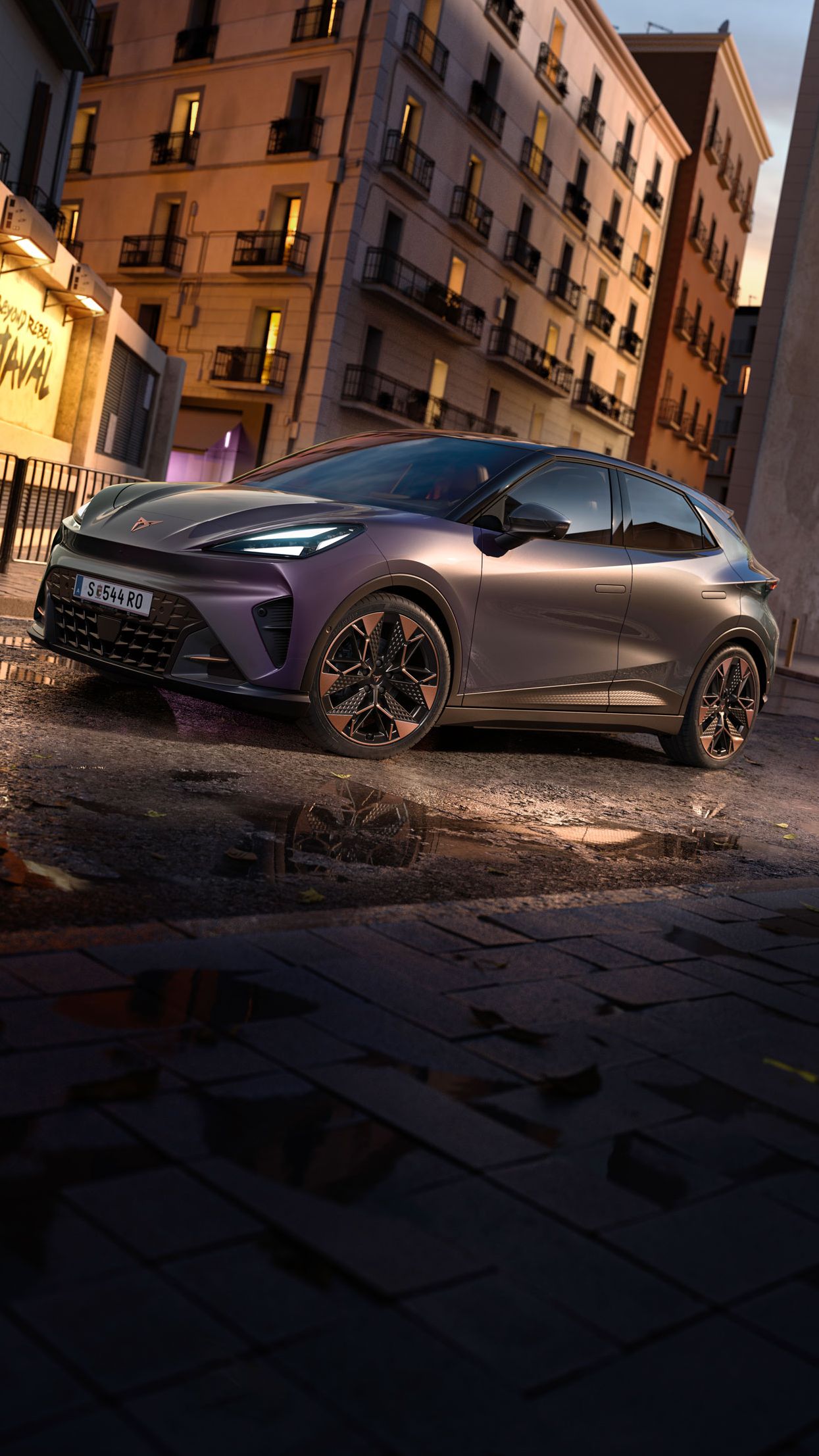 CUPRA Raval VZ in Plasma steht auf einer Straße in urbaner Umgebung