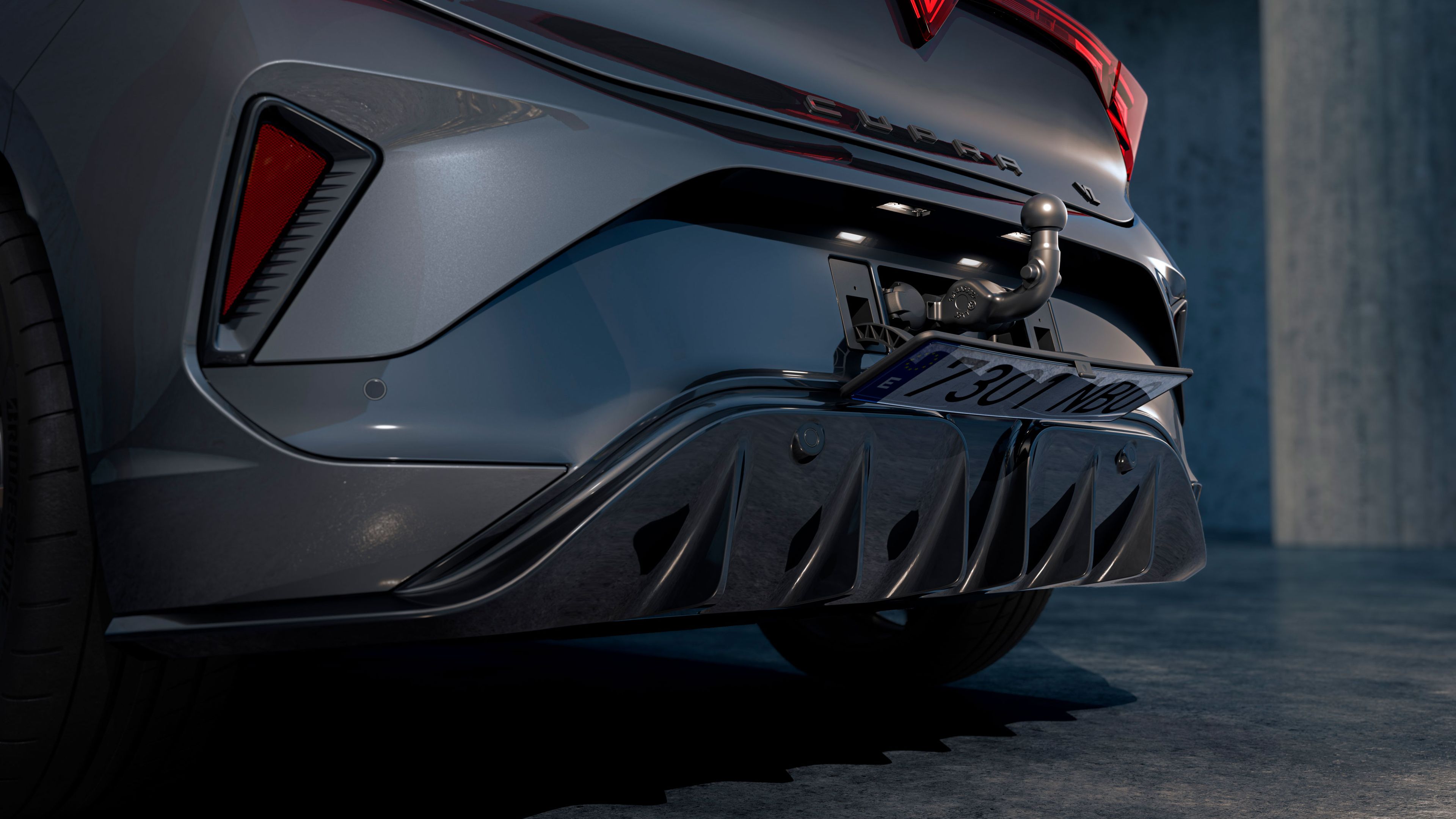 Heckansicht des CUPRA Born 2026, die die Anhängerkupplung zeigt, Teil des Zubehörsortiments für das Fahrzeug.