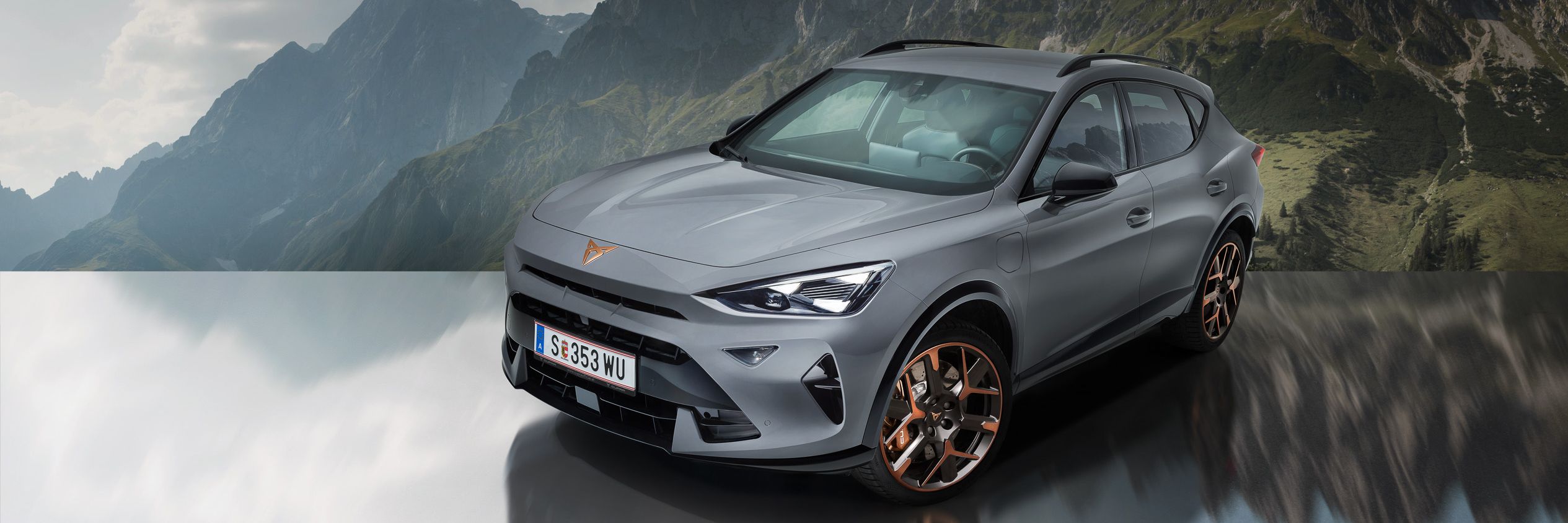 Der CUPRA Formentor vor einer Bergkulisse.