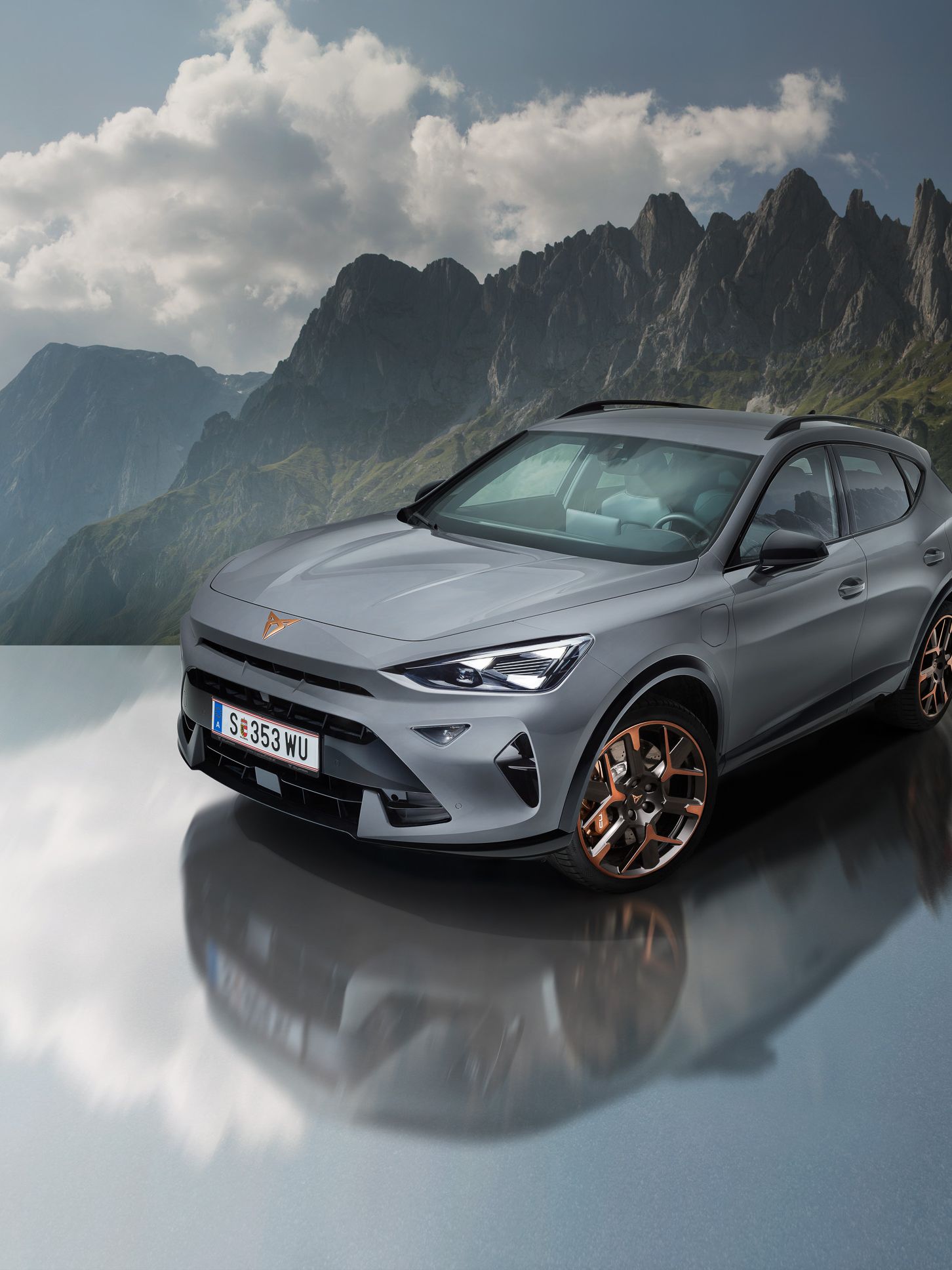 Der CUPRA Formentor vor einer Bergkulisse.