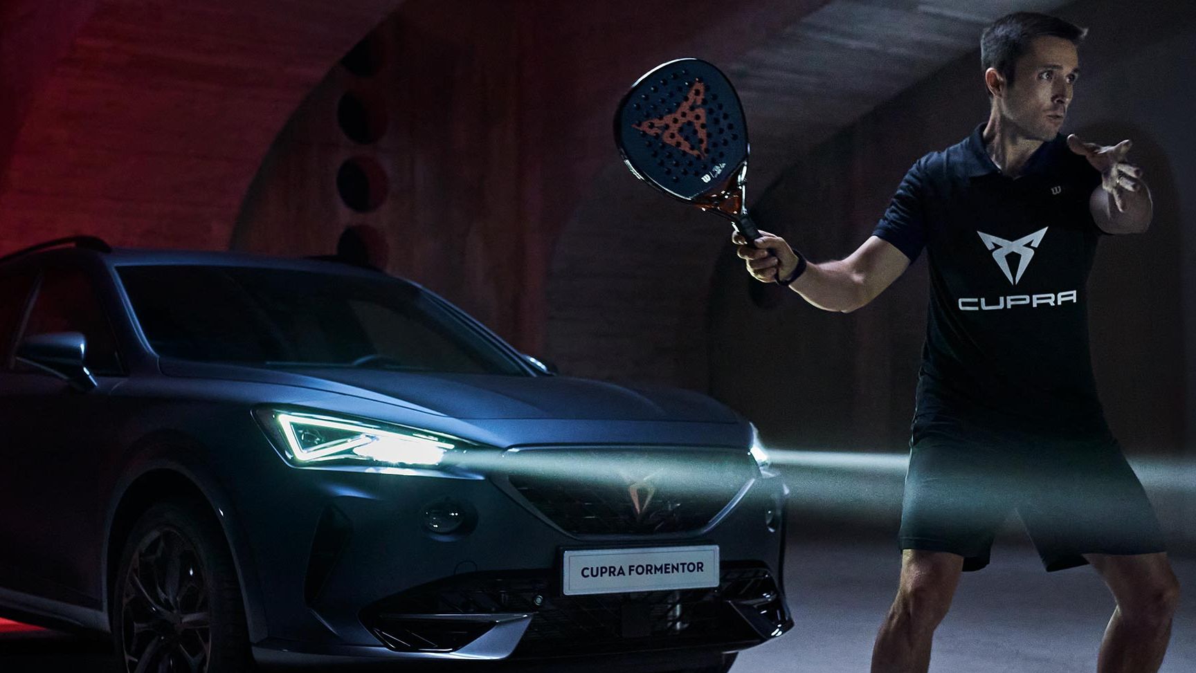 Padel Spieler Fernando Belasteguin schwingt den Schläger vor einem CUPRA Formentor.