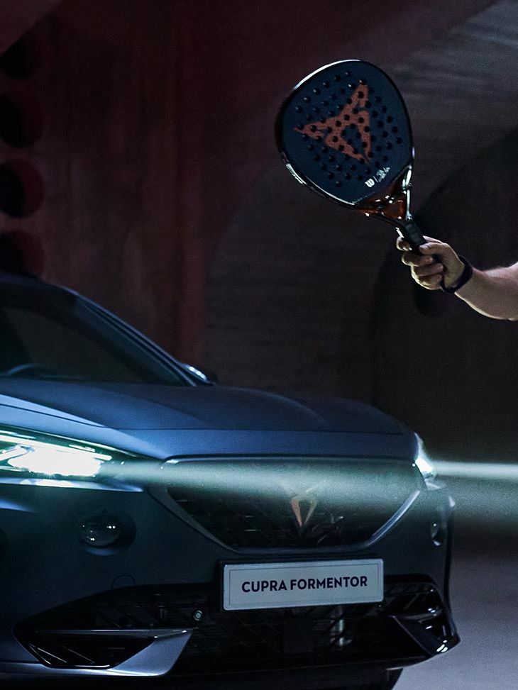 Padel Spieler Fernando Belasteguin schwingt den Schläger vor einem CUPRA Formentor.