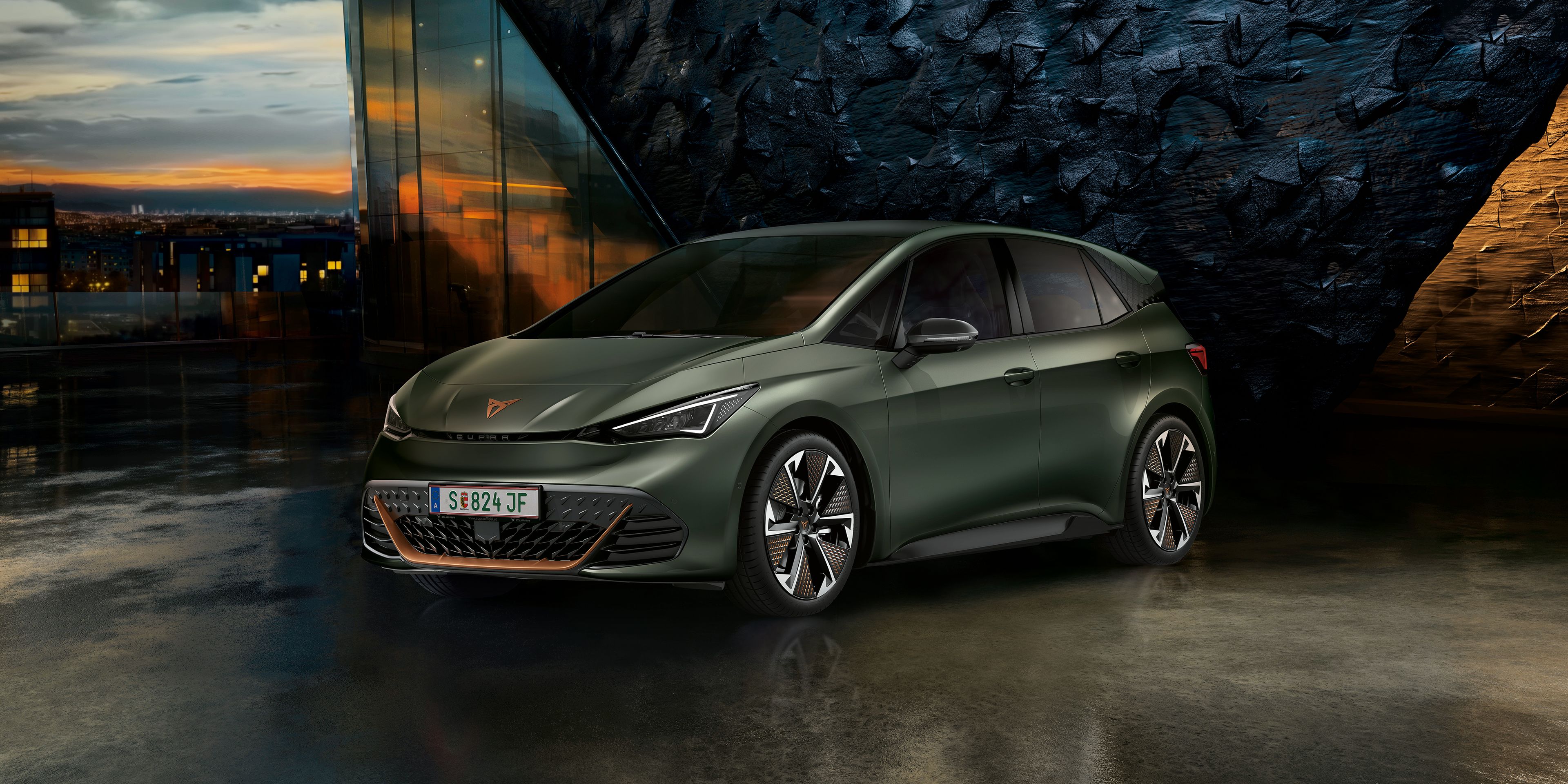 CUPRA Born vor einer Steinwand bei Sonnenuntergang