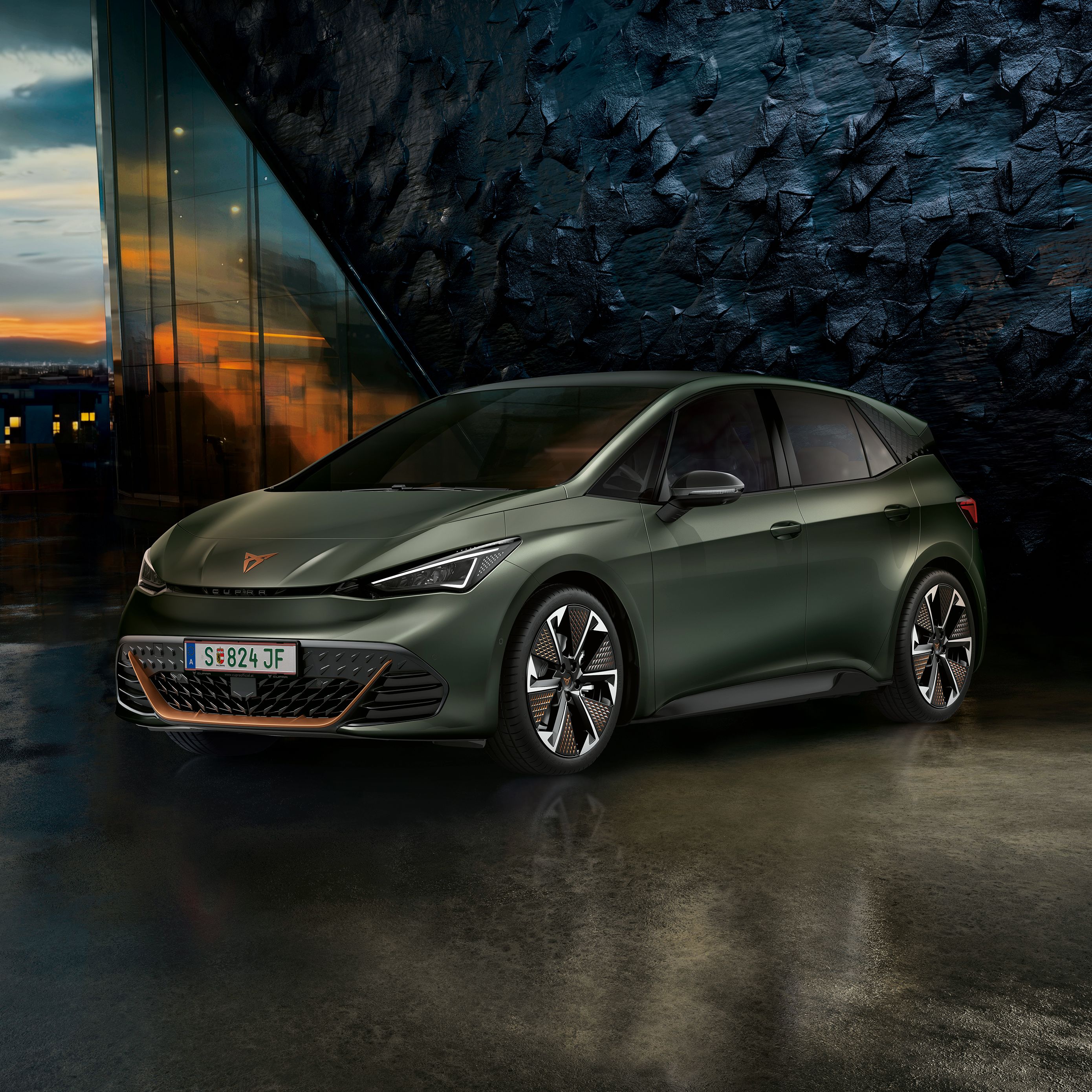 CUPRA Born vor einer Steinwand bei Sonnenuntergang