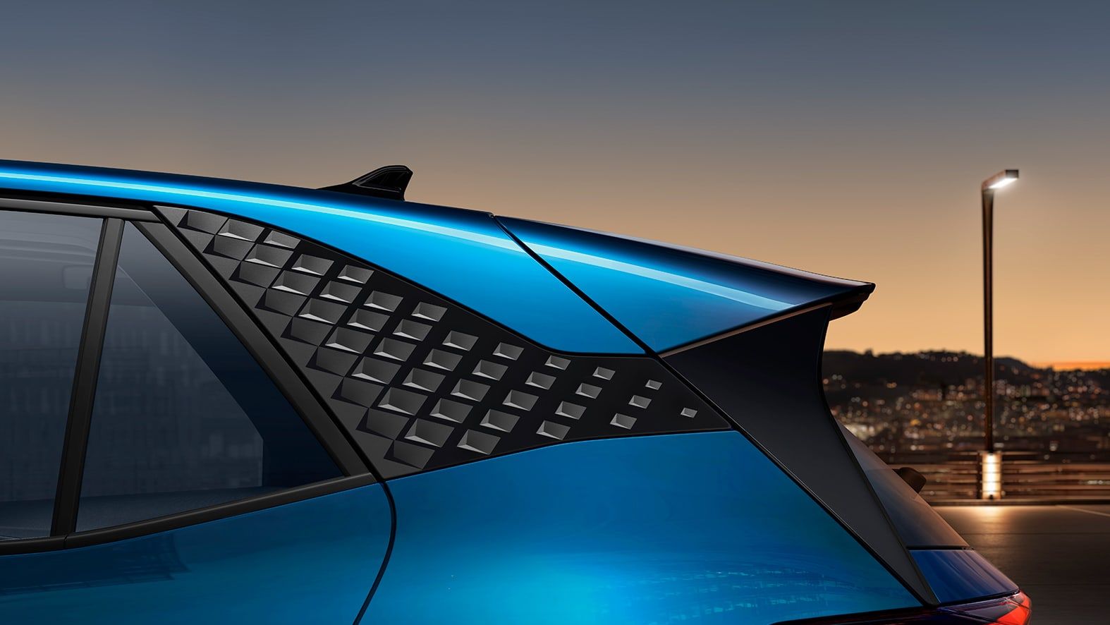 CUPRA Born Lava-blau mit C-Säulen-Formteilen