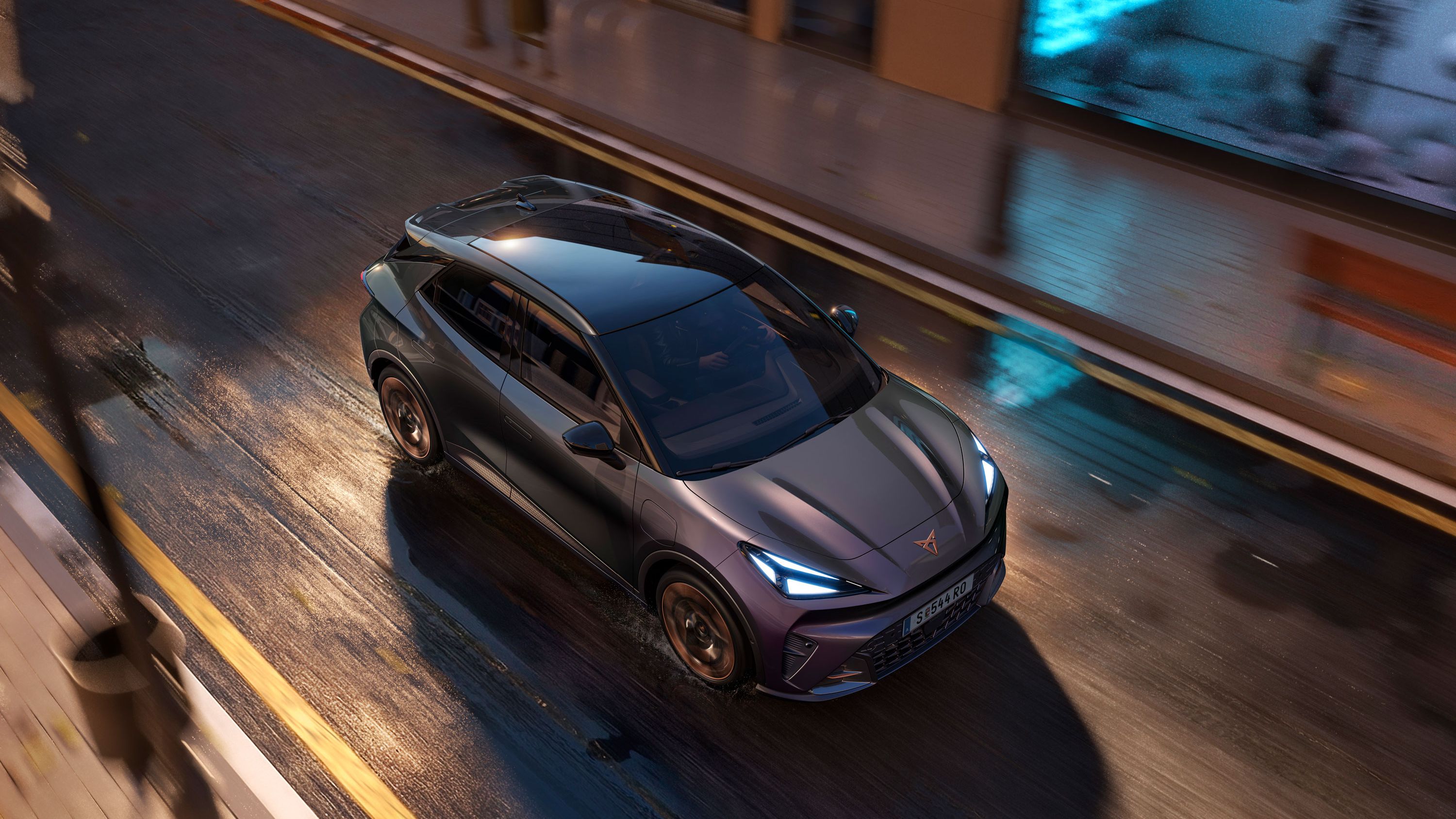 Fahraufnahme des CUPRA Raval VZ in Plasma von oben
