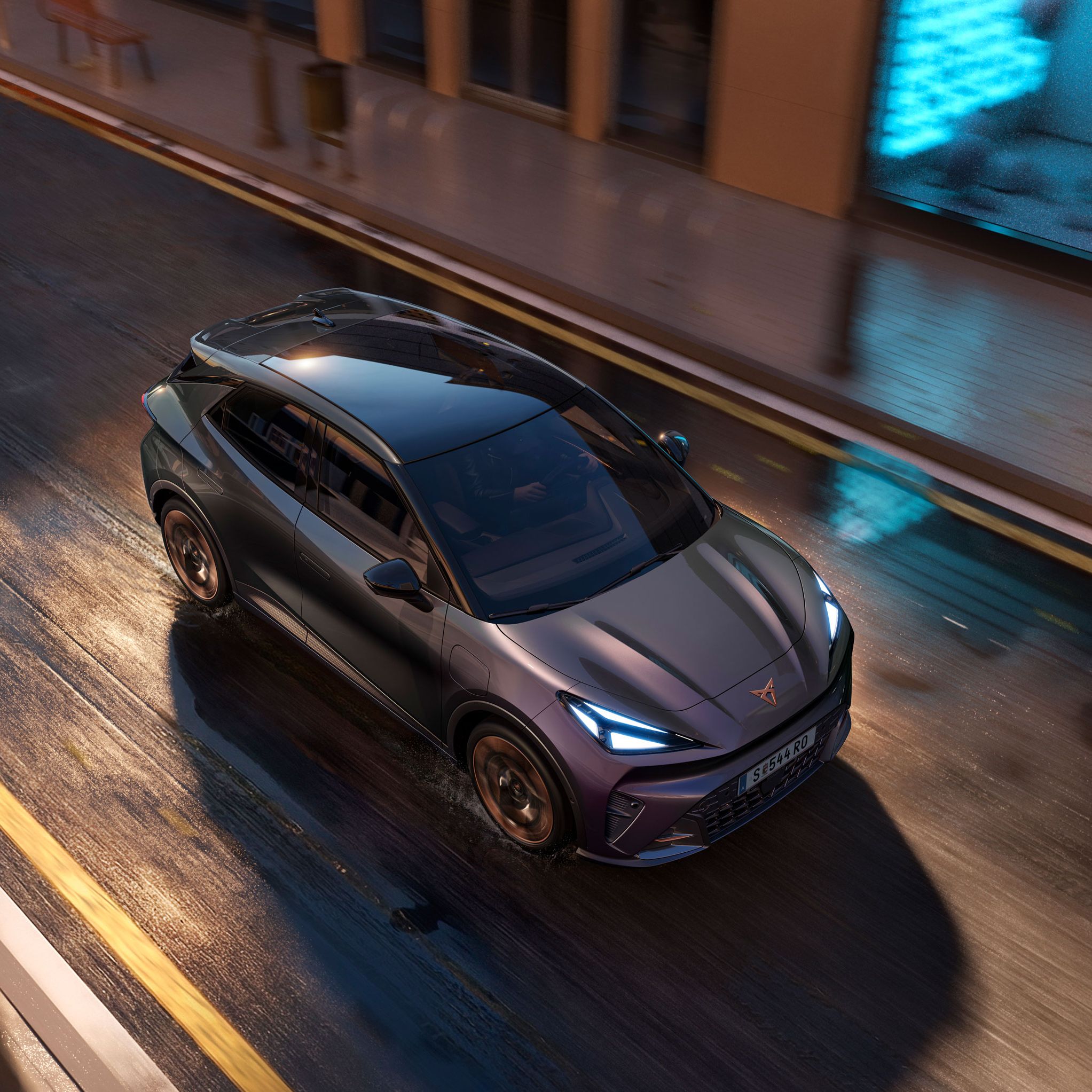 Fahraufnahme des CUPRA Raval VZ in Plasma von oben
